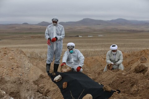 تصاویر / طلاب جهادی مدرسه علمیه امام صادق(ع )اهر در حال کفن و دفن اموات کرونایی