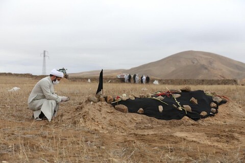 تصویری رپورٹ| ایرانی علماء کرونا کی وجہ سے فوت ہونے والوں کی تشییع جنازہ اور کفن دفن میں مشغول