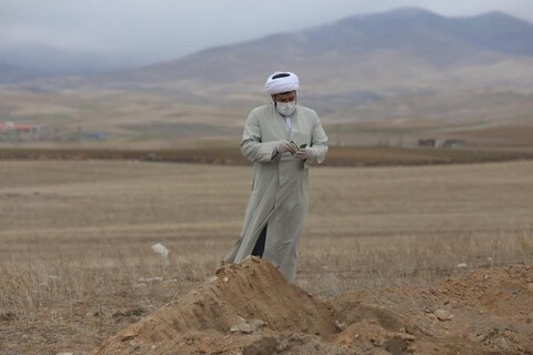 تصاویر / طلاب جهادی مدرسه علمیه امام صادق(ع )اهر در حال کفن و دفن اموات کرونایی