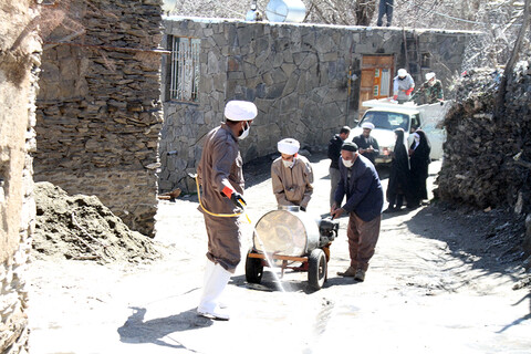 تصاویر/ حضور طلاب قرارگاه جهادی شهید مدنی حوزه علمیه همدان در روستاهای اطراف همدان برای ضد عفونی