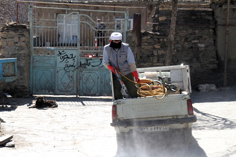 تصاویر/ حضور طلاب قرارگاه جهادی شهید مدنی حوزه علمیه همدان در روستاهای اطراف همدان برای ضد عفونی