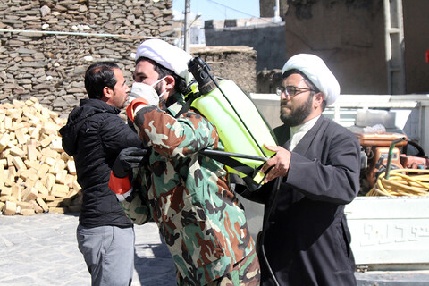 تصاویر/ حضور طلاب قرارگاه جهادی شهید مدنی حوزه علمیه همدان در روستاهای اطراف همدان برای ضد عفونی