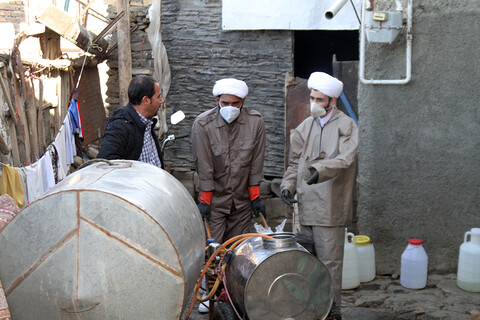 تصاویر/ حضور طلاب قرارگاه جهادی شهید مدنی حوزه علمیه همدان در روستاهای اطراف همدان برای ضد عفونی