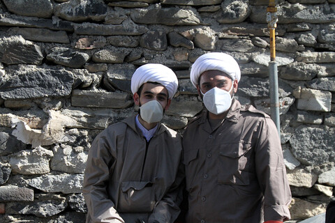 تصاویر/ حضور طلاب قرارگاه جهادی شهید مدنی حوزه علمیه همدان در روستاهای اطراف همدان برای ضد عفونی