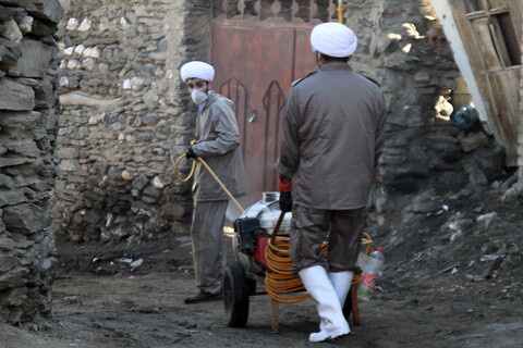 تصاویر/ حضور طلاب قرارگاه جهادی شهید مدنی حوزه علمیه همدان در روستاهای اطراف همدان برای ضد عفونی