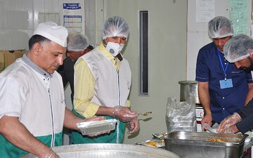 توزیع 15 هزار پرس غذای متبرک رضوی بین نیازمندان مشهدی