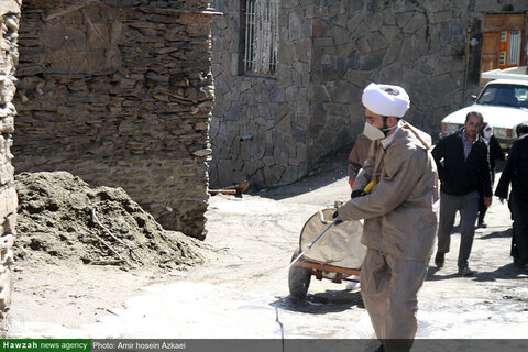 تصویری رپورٹ| ایرانی علماء مختلف دیہاتوں میں  جراثیم کش سپرے کرنے میں مشغول