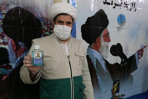 تصاویر / توزیع بسته‌های بهداشتی توسط قرارگاه جهادی مدرسه علمیه امام صادق(ع) اهر در بین مردم