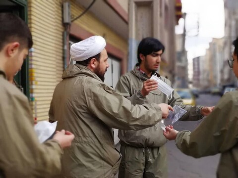 تصاویر / ضدعفونی معابر عمومی و اماکن مذهبی توسط طلاب و بسیجیان تبریزی
