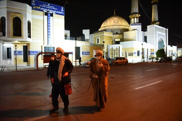 ضدعفونی معابر شیراز با تلاش طلاب جهادی