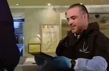 فیلم | هدیه جهادگران سلامت به پزشکی که ۴۵ روز خانه نرفته