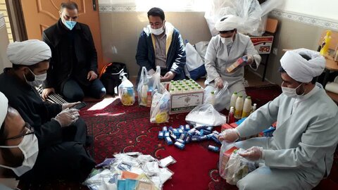 تصاویر/فعالیت گروه جهادی من القلوب مدرسه علمیه امام صادق (ع) بیجار در تامین اقلام بهداشتی و ضدعفونی