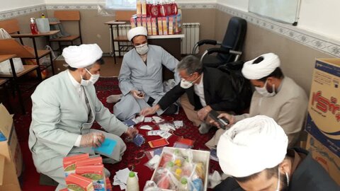 تصاویر/فعالیت گروه جهادی من القلوب مدرسه علمیه امام صادق (ع) بیجار در تامین اقلام بهداشتی و ضدعفونی