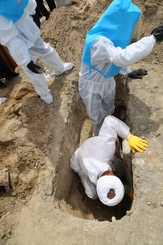 تجهيز ضحايا الكورونا ودفنهم على يد طلاب العلوم الدينية بمدينة زابل شرقي إيران