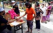 مسجدی در مالزی مایحتاج نیازمندان را توزیع می‌کند