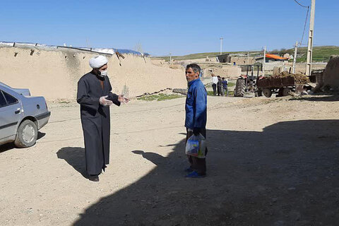 تصاویر/ حضور گروه جهادی «فی قلوب» طلاب بیجاری در ضدعفونی کردن روستاهای شهرستان