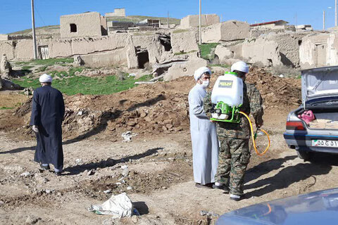 تصاویر/ حضور گروه جهادی «فی قلوب» طلاب بیجاری در ضدعفونی کردن روستاهای شهرستان