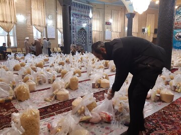 توزیع بسته های کمک معیشتی در بین نیازمندان قم