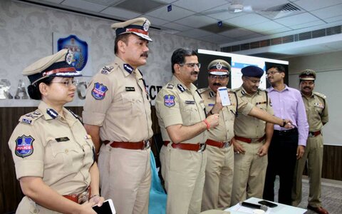 پلیس هند برای آگاهی رسانی درباره کرونا از علما و روحانیون کمک گرفت