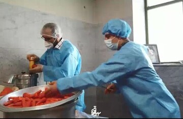 فیلم | آماده سازی آبمیوه طبیعی جهت توزیع بین بیماران کرونایی و کادر درمانی همدان