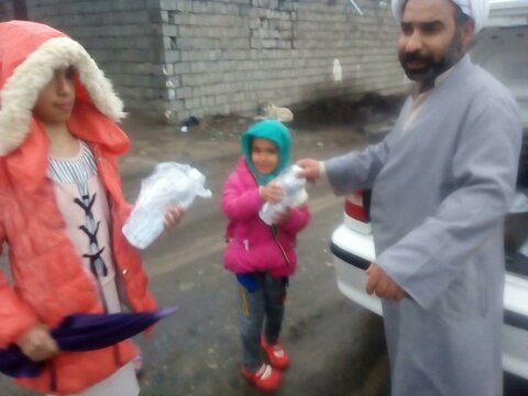 تصاویر/ توزیع بسته های بهداشتی در بین روستاییان توسط طلاب و روحانیون مدرسه علمیه قروه