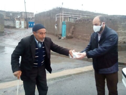تصاویر/ توزیع بسته های بهداشتی در بین روستاییان توسط طلاب و روحانیون مدرسه علمیه قروه