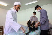 تصاویر/ کارگاه تولید دستکش در مدرسه علمیه امام مهدی موعود(عج) قم