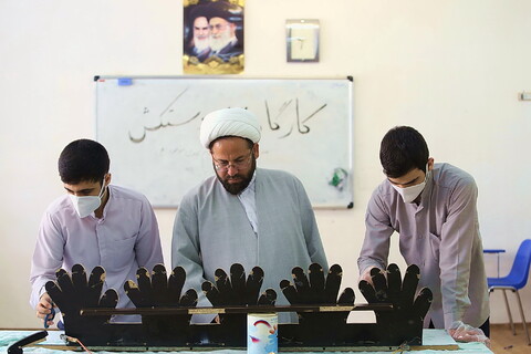 تصاویر/ کارگاه تولید دستکش در مدرسه علمیه امام مهدی موعود(عج)