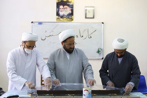 تصاویر/ کارگاه تولید دستکش در مدرسه علمیه امام مهدی موعود(عج)