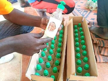 تهیه و توزیع محلول ضدعفونی توسط شیعیان نیجریه؛ نذر آزادی شیخ زکزاکی+ تصاویر