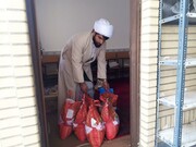 تصاویر/ توزیع بسته های حمایتی و بهداشتی توسط طلاب جهادی مدرسه علمیه امام صادق (ع) بیجار