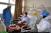 کادر درمانی و بیماران با دیدن طلاب جهادی  در بیمارستان‌ها روحیه‌ای تازه می‌گیرند