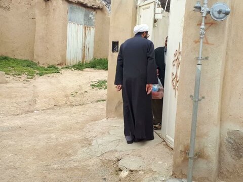 تصاویر/ توزیع بسته های حمایتی و بهداشتی توسط گروه جهادی من القلوب مدرسه علمیه امام صادق (ع) بیجار در روستای «قزل آغاج»