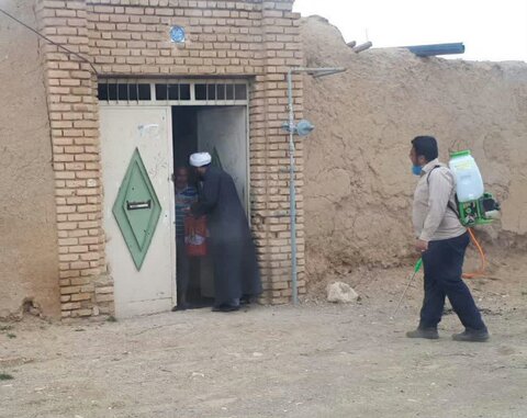 تصاویر/ توزیع بسته های حمایتی و بهداشتی توسط گروه جهادی من القلوب مدرسه علمیه امام صادق (ع) بیجار در روستای «قزل آغاج»