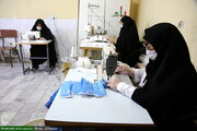 تصویری رپورٹ| قم، مقامی مسجد میں خواتین فری ماسک تیار کرنے میں مشغول