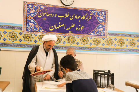 تصاویر/کارگاه تولید دستکش، ماسک و لباس پزشکی توسط قرارگاه جهادی طلاب اصفهان