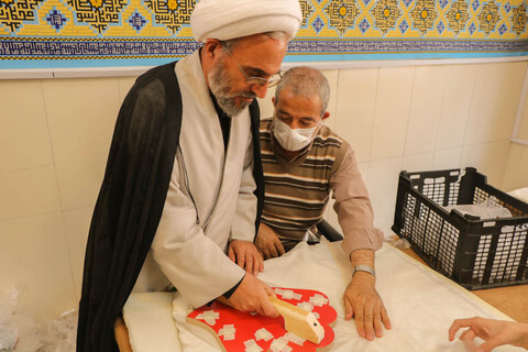 تصاویر/کارگاه تولید دستکش، ماسک و لباس پزشکی توسط قرارگاه جهادی طلاب اصفهان