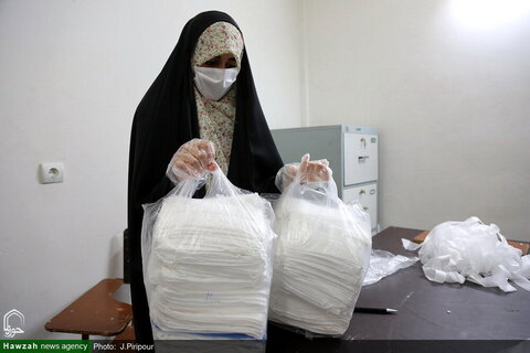 تصویری رپورٹ| قم مقامی مسجد میں خواتین فری ماسک تیار کرنے میں مشغول