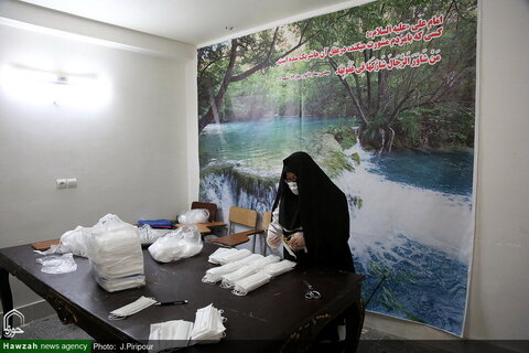 تصویری رپورٹ| قم مقامی مسجد میں خواتین فری ماسک تیار کرنے میں مشغول