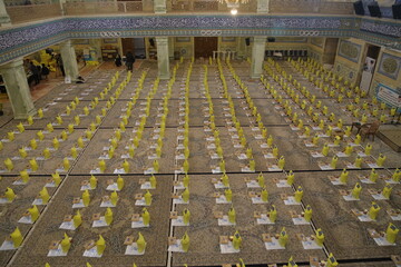 تصاویر/ بسته‌بندی اقلام غذایی اهدایی دفتر آیت الله العظمی مکارم شیرازی به نیازمندان