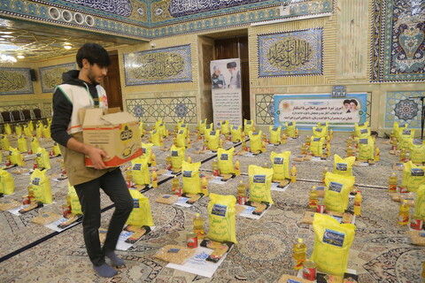 بسته‌بندی اقلام غذایی اهدایی دفتر آیت الله العظمی مکارم شیرازی به نیازمندان