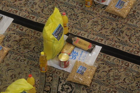 بسته‌بندی اقلام غذایی اهدایی دفتر آیت الله العظمی مکارم شیرازی به نیازمندان