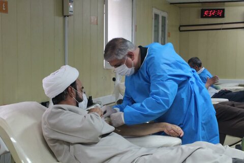 تصاویر/حضور روحانیون اهل سنت و اهل تشیع کردستان برای اهدا خون به مناسبت آغاز ماه رمضان
