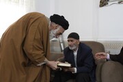 قرآن اهدایی ولی امر مسلمین به پدر روحانی شهید همدانی اهدا شد