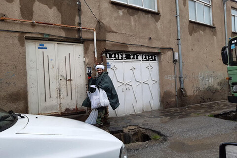 تصاویر / توزیع مواد ضد عفونی توسط طلاب قرارگاه جهادی حوزه علمیه همدان با وجود بارش باران شدید در مناطق کم برخوردار