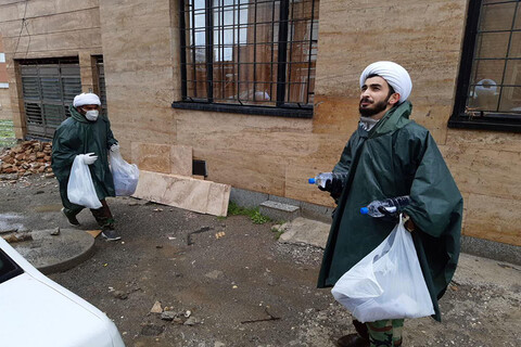 تصاویر / توزیع مواد ضد عفونی توسط طلاب قرارگاه جهادی حوزه علمیه همدان با وجود بارش باران شدید در مناطق کم برخوردار