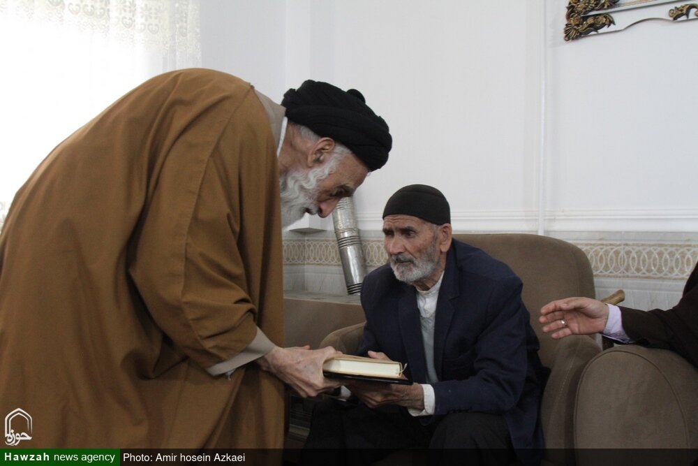 قرآن اهدایی ولی امر مسلمین به پدر روحانی شهید همدانی اهدا شد