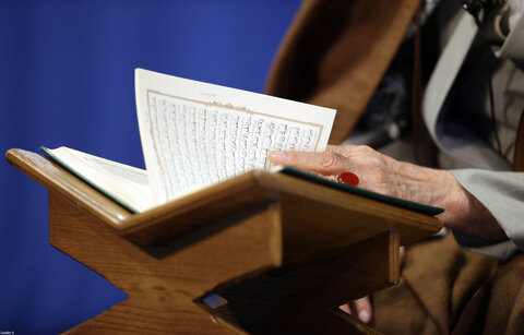 بالصور/ محفل الأنس بالقرآن الكريم بواسطة الاتصال المتلفز بين الإمام الخامنئي وقراء القرآن الكريم