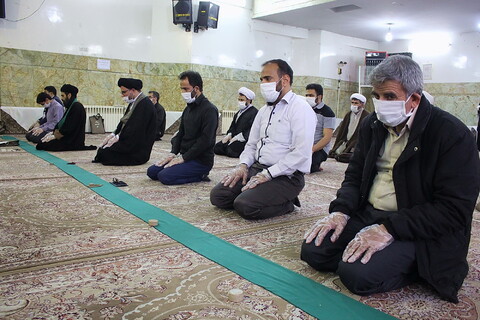 تصاویر/ برگزاری نماز جماعت با رعایت پروتکل های بهداشتی