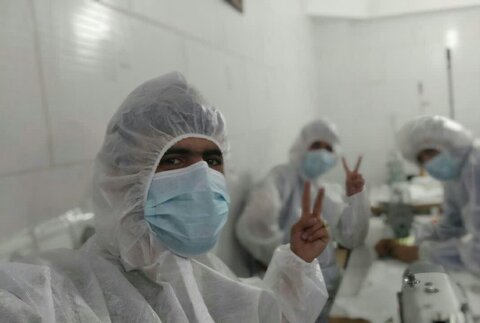 تصاویر/ بازدید مدیر حوزه  علمیه استان کردستان از کارگاه تولید ماسک مدرسه علمیه امام صادق (ع) قروه